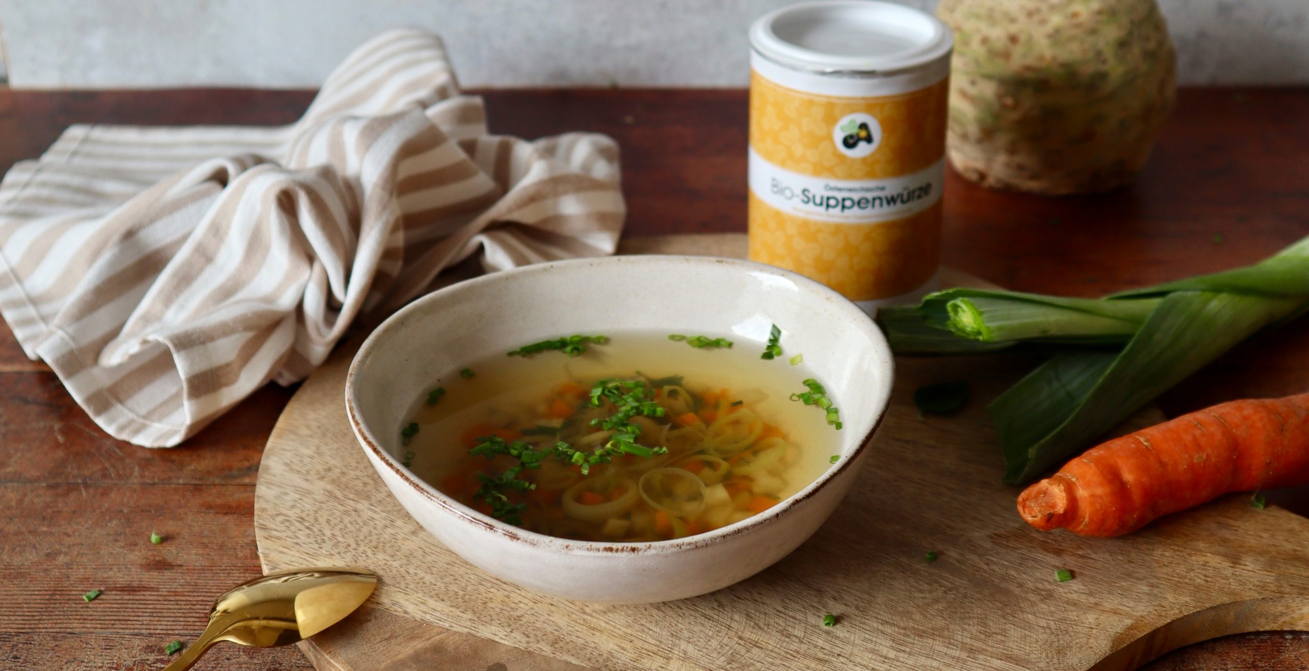 Leckere Gemüsesuppe mit frischen Kräutern und Wurzelgemüse
